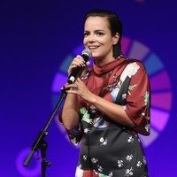Lily Allen, ASPada 2007, visa Lily Allen untuk bekerja di Amerika Serikat dicabut. Penyanyi asal Inggris tersebut dilarang untuk terbang ke sana karena ia pernah ditahan setelah memukul fotografer di tahun yang sama. Foto: Getty Images