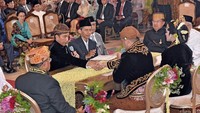 Pernikahan Kahiyang dan Bobby dicatat oleh Ketua KUA Banjarsari, Basir. Maharnya adalah seperangkat alat salat dan emas 80 gram (Foto: Agus Suparto/Setpres)