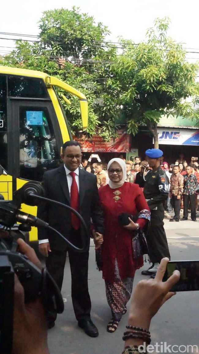 Anies Baswedan hadir di pernikahan Kahiyang Ayu dan Bobby dengan jas hitamnya dan dasi merah terang. Foto: detikfoto