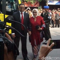 Anies Baswedan hadir di pernikahan Kahiyang Ayu dan Bobby dengan jas hitamnya dan dasi merah terang. Foto: detikfoto