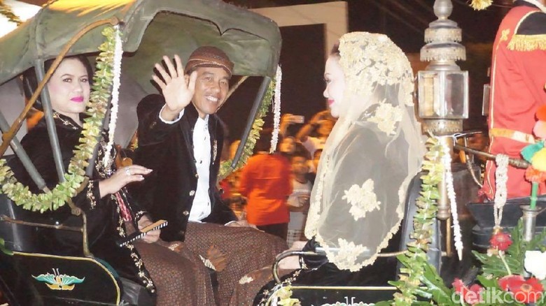 Resepsi Kahiyang Selesai, Jokowi ke Warga: Matur Nuwun Resepsi Kahiyang Selesai, Jokowi ke Warga: Matur Nuwun