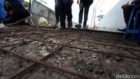 Beberapa warga melintas di trotoar yang masih dalam tahap pengerjaan.