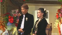 Presiden Jokowi dan Ibu negara mengenakan pakaian adat Jawa bernuansa hitam dan emas.