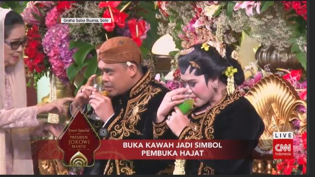 Kahiyang-Bobby minum rujak degan.