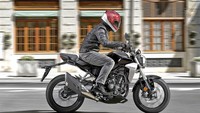 Honda CB125R menggendong mesin 124,7 cc satu silinder. Mesin itu mampu menyemburkan tenaga hingga 13,3 daya kuda dengan konsumsi bahan bakar yang irit. Konsumsi bahan bakarnya diklaim mencapai 48,2 km/liter. Motor itu dibekali knalpot yang rendah agar bobotnya ringan dan seimbang. Motor itu hanya memiliki berat 125,8 kg. Di sisi lain, CB300R lebih bertenaga. Motor itu menggendong mesin 286 cc bertenaga 31,4 daya kuda dan konsumsi bahan bakar 30,2 km/liter. Foto: Honda