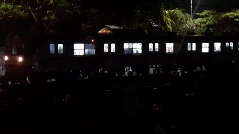 KRL ke Bekasi Berhenti Mendadak di Buaran karena Ada Provokator KRL ke Bekasi Berhenti Mendadak di Buaran karena Ada Provokator