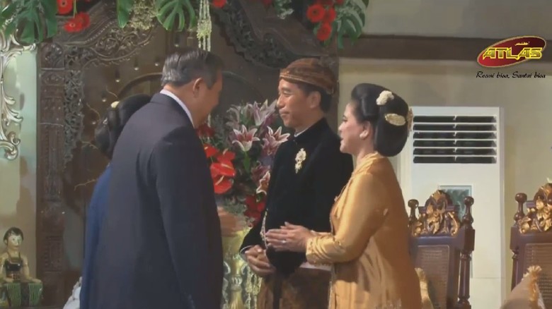 Senyum Jokowi Terima Ucapan Selamat dari SBY dan Keluarga Senyum Jokowi Terima Ucapan Selamat dari SBY dan Keluarga
