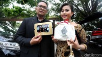 Ada juga foto Kahiyang-Bobby.