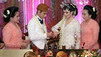 Gibran memakai beskap klasik langenharjan warna brokenwhite. Sedangkan Bobby mengenakan beskap warna hitam bermotif emas. Foto: dok detikcom/allseasonsphoto
