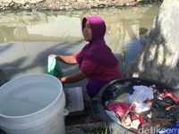 Tak Ada PAM Warga Kalideres Cuci Baju Di Kali Maja