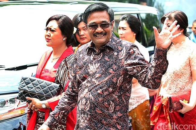 Mantan Gubernur DKI Jakarta, Djarot tampil dengan kemeja batik bermotif Sidomukti bersama sang istri, Happy di pernikahan Kahiyang Ayu. Meski tak tampil berbalut kain bermotif senada, namun unsur wana merah membuat pasangan ini tetap terlihat kompak. Foto: Rengga Sancaya