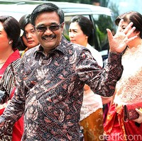 Mantan Gubernur DKI Jakarta, Djarot tampil dengan kemeja batik bermotif Sidomukti bersama sang istri, Happy di pernikahan Kahiyang Ayu. Meski tak tampil berbalut kain bermotif senada, namun unsur wana merah membuat pasangan ini tetap terlihat kompak. Foto: Rengga Sancaya