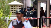 Di dalam, mesin metal detector dipasang untuk mengecek barang-barang bawaan para tamu undangan.