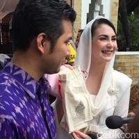 Ibu dua anak itu mengaku tak ada persiapan khusus karena baru mendapat undangan jelang resepsi. “Kami pikir nggak diundang. Eh ternyata  undangannya baru datang tiga hari lalu,” ujar Arumi. Foto: Daniel Ngantung/Wolipop