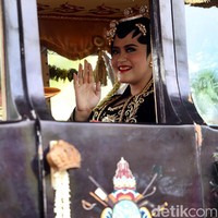 Inilah penampilan Kahiyang Ayu dengan riasan Solo Putri saat naik kereta kuda yang membawanya ke lokasi akad nikah di Graha Saba Buana, Solo, Selasa (8/11/2017). Foto: Rengga Sancaya/Detikcom