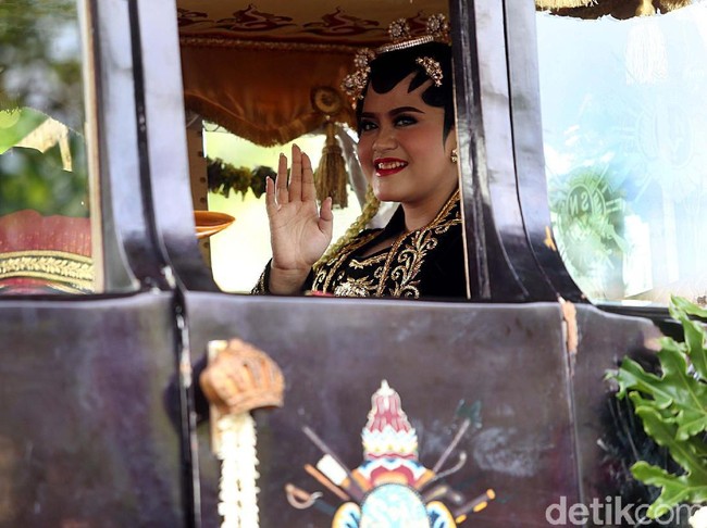 Inilah penampilan Kahiyang Ayu dengan riasan Solo Putri saat naik kereta kuda yang membawanya ke lokasi akad nikah di Graha Saba Buana, Solo, Selasa (8/11/2017). Foto: Rengga Sancaya/Detikcom