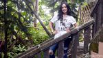 Saat Selvi Kitty tampil Kasual dengan Ripped Jeans