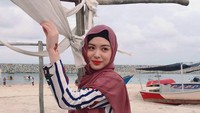 Dalam unggahan Instagramnya, ia sering mempsoting keberadaan di destinasi-destinasi Negeri Jiran. Inilah momen Ayana ketika di sebuah pantai di kawasan Kuala Trengganu (@xolovelyayana/Instagram)