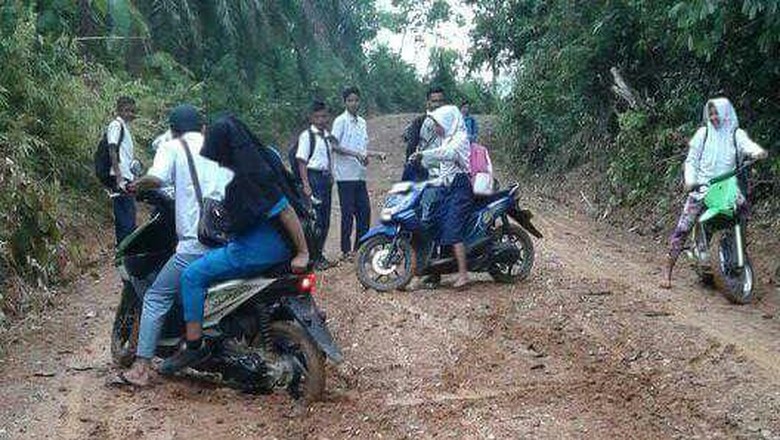Siswa Telat Masuk Sekolah dan Disuruh Pindah, Warga akan Lapor Diknas Siswa Telat Masuk Sekolah dan Disuruh Pindah, Warga akan Lapor Diknas