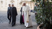 Dalam pertemuan itu, Al-Tayeb menjanjikan kerja sama lebih besar dalam memerangi terorisme. Foto: Osservatore Romano/Handout via Reuters