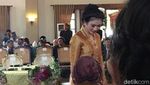 Sibuknya Selvi Menantu Jokowi di Akad Nikah Kahiyang-Bobby