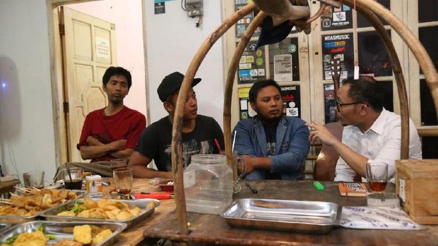 Menteri Ketenagakerjaan M Hanif Dhakiri berbincang dengan kaum difabel di angkringan