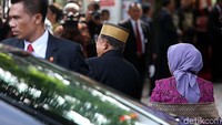 Wakil Presiden Jusuf Kalla hadir dengan mengenakan pakaian adat Bugis.