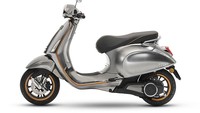 Motor listrik Vespa pakai baterai lithium-ion. Untuk mengisi daya sampai penuh dibutuhkan waktu sekitar 4 jam. Pool/Vespa.