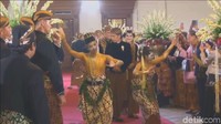 Saat prosesi panggih, Kahiyang-Bobby serta Jokowi dan Iriana menjalani prosesi panggih. Saat berjalan pelan menuju pelaminan, ada tarian edan-edanan yang membuka jalan (Foto: Tim 20detik)