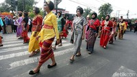 Para Polwan dan TNI Wanita yang berpakaian adat mengiringi perjalanan Kahiyang di sepanjang kirab.