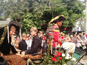 Senyum dan Lambaian Tangan Jokowi Saat Kirab Pernikahan Kahiyang