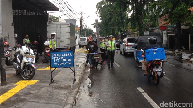  Polisi menangkap pengendara yang membawa obat penenang dalam Operasi Zebra di Jatinegara, Jaktim, Rabu (8/11/2017)