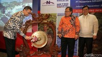 Perusahaan jalan tol asal Filipina, Metro Pasific Tollways Corporation, membeli secara tidak langsung 6,6 miliar lembar saham atau setara dengan 43.3 persen dari seluruh saham yang dikeluarkan Nusantara Infrastructure dari PT Matahari Kapital Indonesia. Pembelian saham oleh MPTC dilakukan melalui PT Metro Pacific Tollways Indonesia dengan nilai pembelian total sekitar US$ 132 juta.