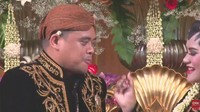 Usai kacar kucur, Kahiyang dan Bobby saling menyuapi nasi kuning (Foto: Dok. Screenshot CNN Indonesia)