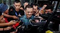 Mantan Menteri Dalam Negeri Gamawan Fauzi mendatangi KPK. Dia mengaku akan diperiksa sebagai saksi untuk tersangka Anang Sugiana terkait kasus korupsi e-KTP.