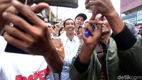 Pria mirip Jokowi itu juga melayani permintaan foto bersama warga.