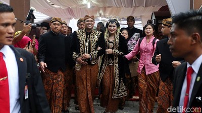 Kahiyang dan Bobby Tinggalkan Gedung Resepsi