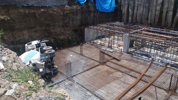 Truk Molen Nyemplung di Proyek RS, 1 Orang Tewas