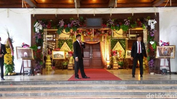 Pintu masuk tamu ke nikahan Kahiyang ditutup