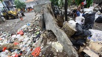 Hingga kini, tempat sampah tersebut tak kunjung diperbaiki.