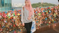 Wanita 21 tahun memutuskan mualaf saat masih SMA. Ia mengaku sejak masih kecil memang sudah tertarik dengan agama Islam dan saat jalan-jalan kemanapun ia akan berhijab, seperti di Menara Namsan ini (@xolovelyayana/Instagram)