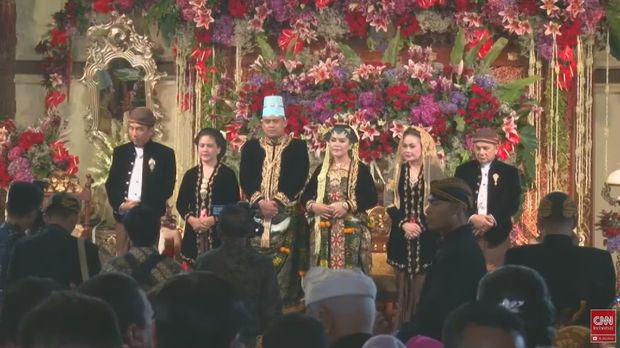 Pakai Dodot Baju Bludru Gaya Kahiyang dengan Adat Solo Pakai Dodot Baju Bludru Gaya Kahiyang dengan Adat Solo