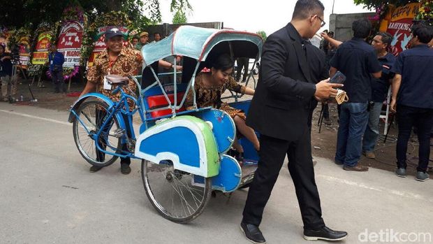 Tamu undangan nikahan Kahiyang pulang naik becak