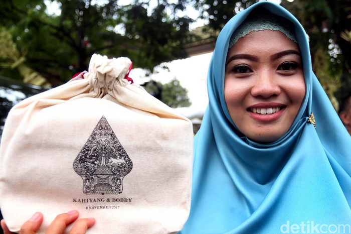 Tamu Undangan Pamer Souvenir Pernikahan Kahiyang-Bobby