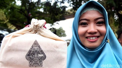 Tamu Undangan Pamer Souvenir Pernikahan Kahiyang-Bobby