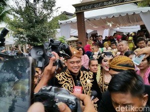 Resepsi Siang Selesai, Bobby-Kahiyang Tinggalkan Gedung Naik Mobil