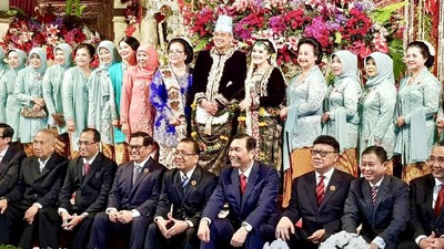 Pose Menteri Jokowi Ketika Duduk di Lantai Pelaminan Kahiyang