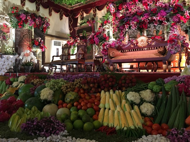 Mini garden di pernikahan Kahiyang Ayu yang biasa jadi pemanis di bagian depan pelaminan tampak unik dan berbeda dari pernikahan biasanya. Bukan bunga, melainkan sayur dan buah ditumpuk di sana, untuk memberi kesan pesta rakyat. Foto: Pelaminan Kahiyang Ayu dan Bobby Nasution