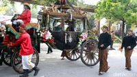 Dalam iring-iringan itu Kahiyang berada dalam satu kereta kencana bersama kakaknya Gibran Rakabuming Raka yang turut serta bersama istri dan anaknya.