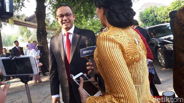 Gubernur DKI Anies Baswedan tiba di lokasi nikahan Kahiyang.